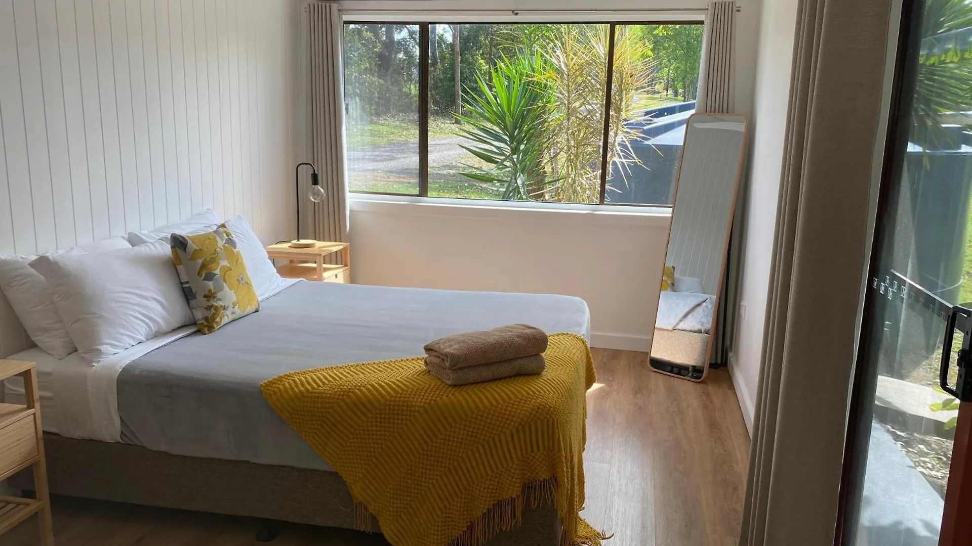 Pet Friendly Cozy Cabin Woombye Holiday home