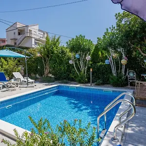 https://apartment-relax-230m2-with-pool-and-garden-for-1-6.splithotels.org
